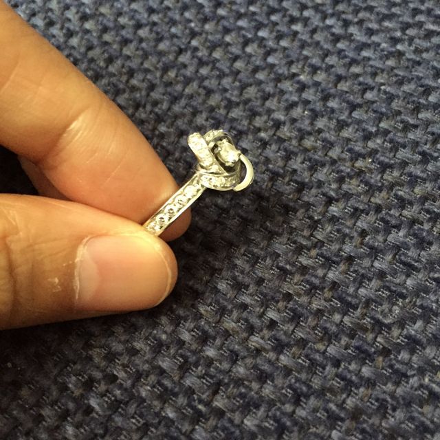 【ブシュロン(BOUCHERON)の口コミ】 婚約指輪の厳かさも残しつつ、お花の形が柔らかく女性らしく、普段使いも…