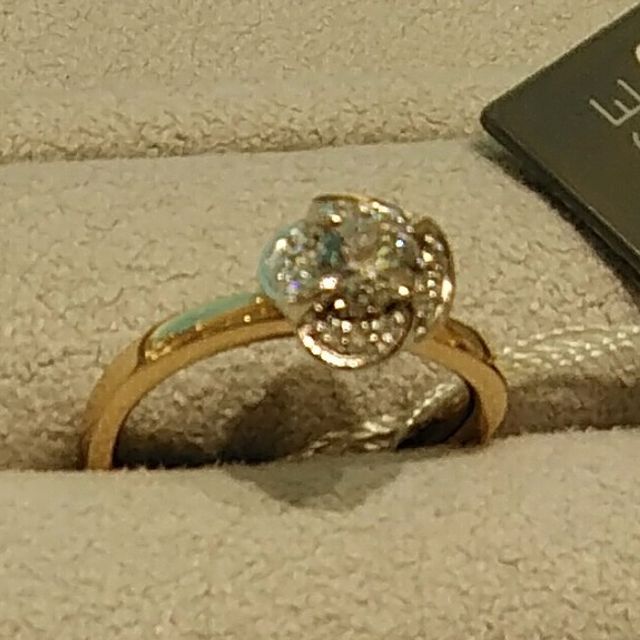 【WEDYの口コミ】 お花のモチーフになっている婚約指輪をみせてもらいました。デザインが細…