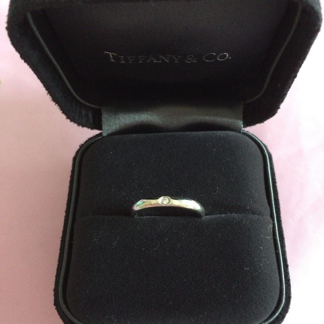 【ティファニー(Tiffany & Co.)の口コミ】 婚約指輪もティファニーだったので、重ねづけできるようにしました。彼も…