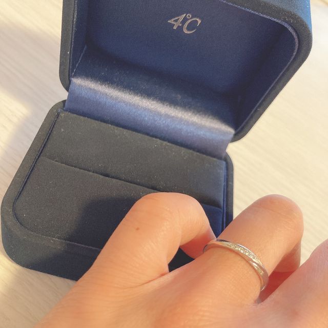 【4℃ BRIDAL(ヨンドシーブライダル)の口コミ】 婚約指輪に合わせて、4℃さんで購入しました。
婚約指輪に重ね付けしても可…