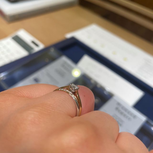 【BIJOUPIKO(ビジュピコ)の口コミ】 婚約指輪はピンクゴールドで正面から見たらシンプルなソリティアのデザイ…