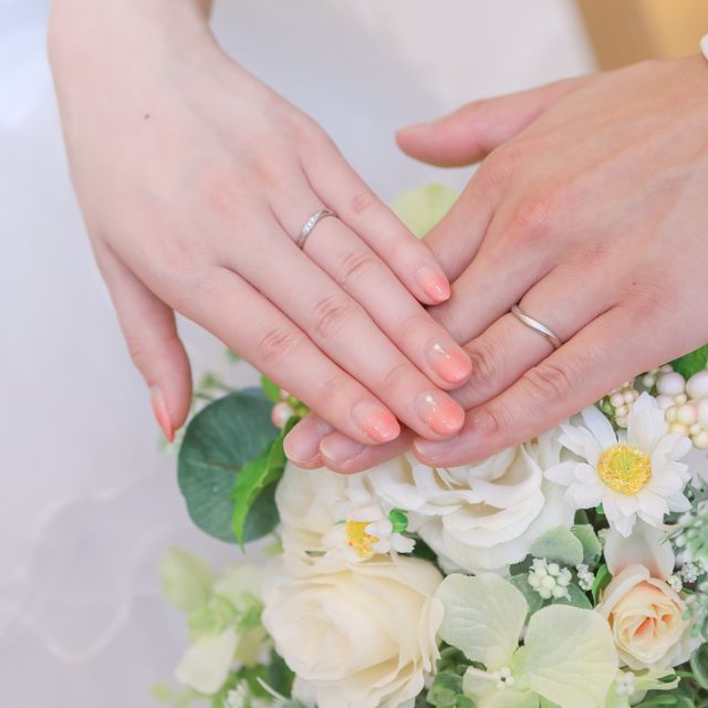 【銀座ダイヤモンドシライシの口コミ】 ウェーブがVのタイプが良いと決めていて、数種類試着させてもらい、旦那と…