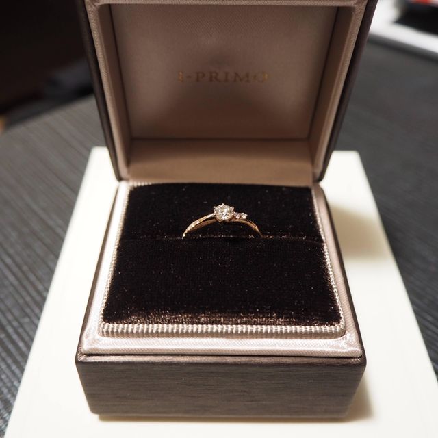 【アイプリモ(I-PRIMO)の口コミ】 アシンメトリーのデザインで、細かいダイヤがたくさんついている側と少し…