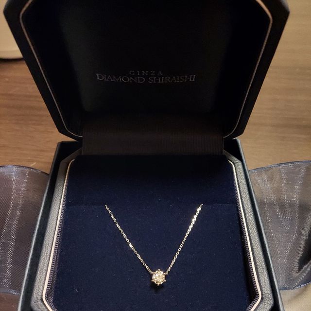 【銀座ダイヤモンドシライシの口コミ】 
プロポーズリングで彼から頂き、後日店舗で一緒に選びました。私はネック…