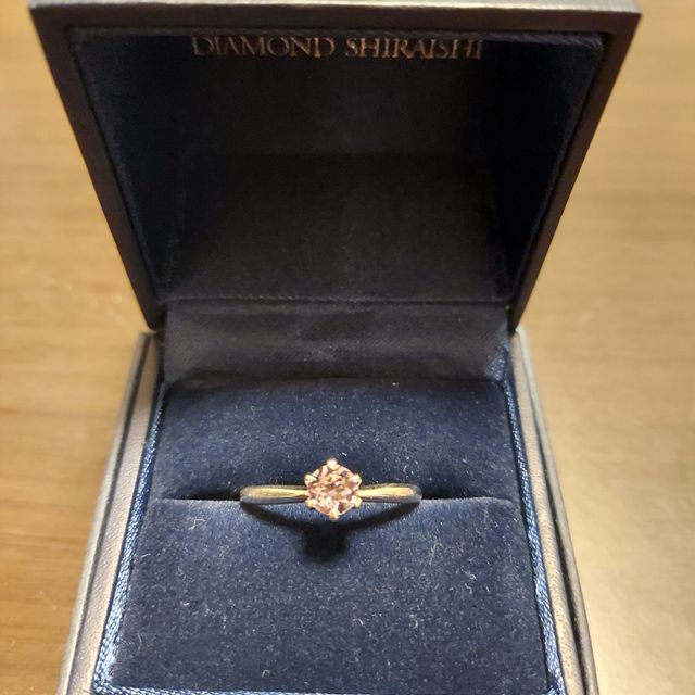 【銀座ダイヤモンドシライシの口コミ】 
プロポーズリングで彼から頂き、後日店舗で一緒に選びました。私はネック…