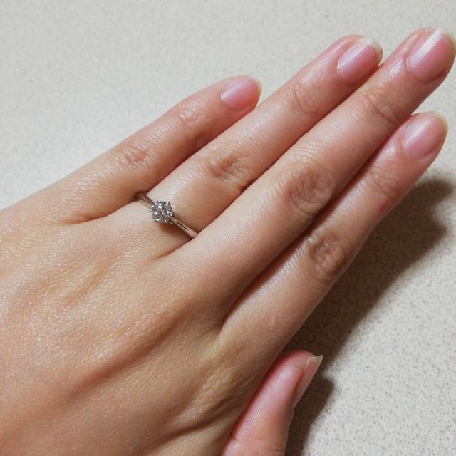 【ラザール ダイヤモンド(LAZARE DIAMOND)の口コミ】 何店舗かまわり、試着する中で、自分の指にはシンプルなストレートタイプ…