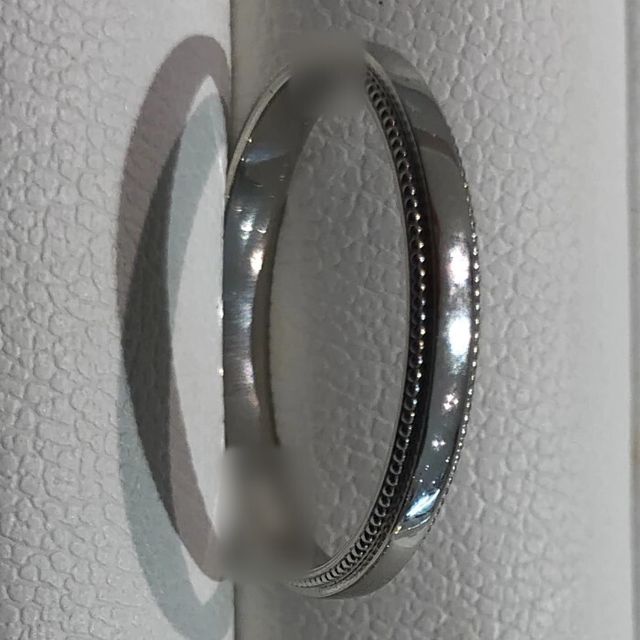 【サマンサティアラブライダル(Samantha Tiara Bridal)の口コミ】 ミル打ちの加工がリングの全周になされており、どの角度から見ても上品な…