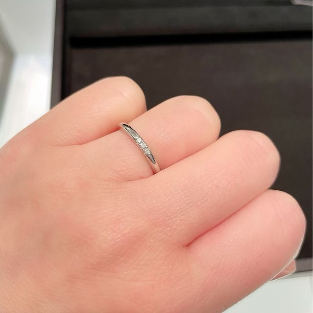 【ティファニー(Tiffany & Co.)の口コミ】 3つ並んだダイヤがかわいく、さりげない感じがとても素敵でした。
細身の…