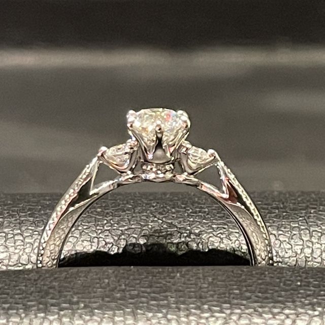 【エクセルコダイヤモンド(EXELCO DIAMOND)の口コミ】 指輪のデザインが決め手になりました。店員さんが非常に丁寧に説明してく…