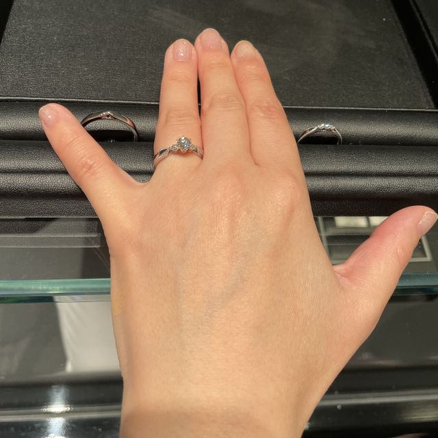 【エクセルコダイヤモンド(EXELCO DIAMOND)の口コミ】 指輪のデザインが決め手になりました。店員さんが非常に丁寧に説明してく…
