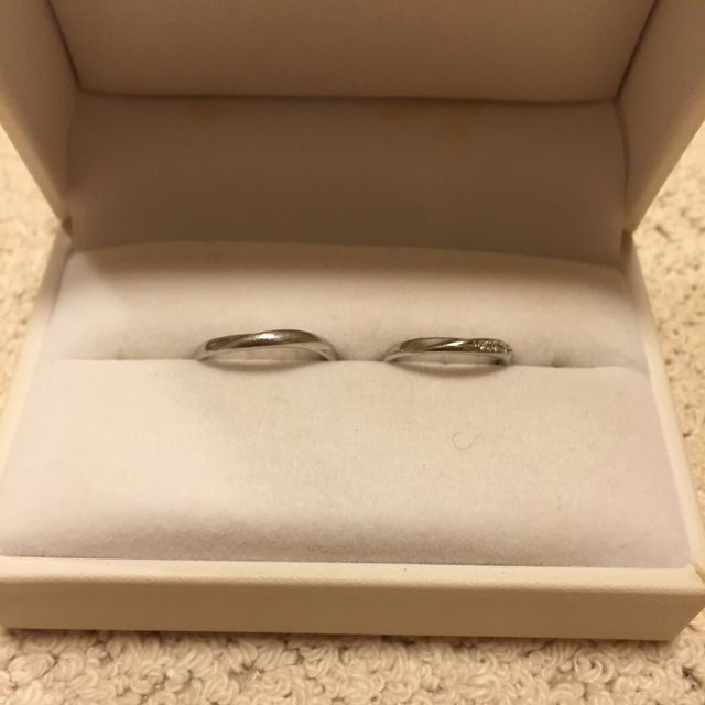 【アンジェリックフォセッテ(Angelique Fossette)の口コミ】 婚約指輪も同じブランドで決めたので、重ね付けできて、自分の指に合うも…