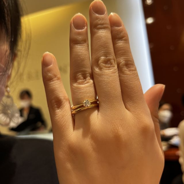 【TRECENTI(トレセンテ)の口コミ】 婚約指輪→ダイヤモンドが一石なので、輝きが目立ちます。リングの中…