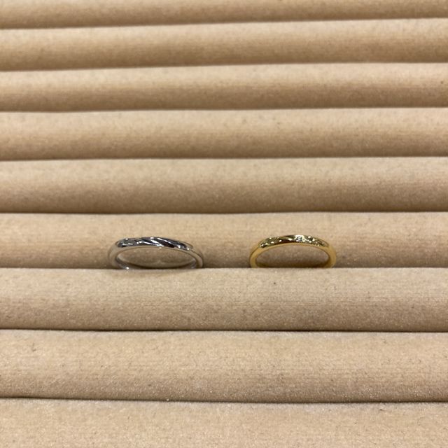 【TRECENTI(トレセンテ)の口コミ】 真ん中の部分の彫りが光を反射し、まるで宝石を埋めているかのようにキラ…