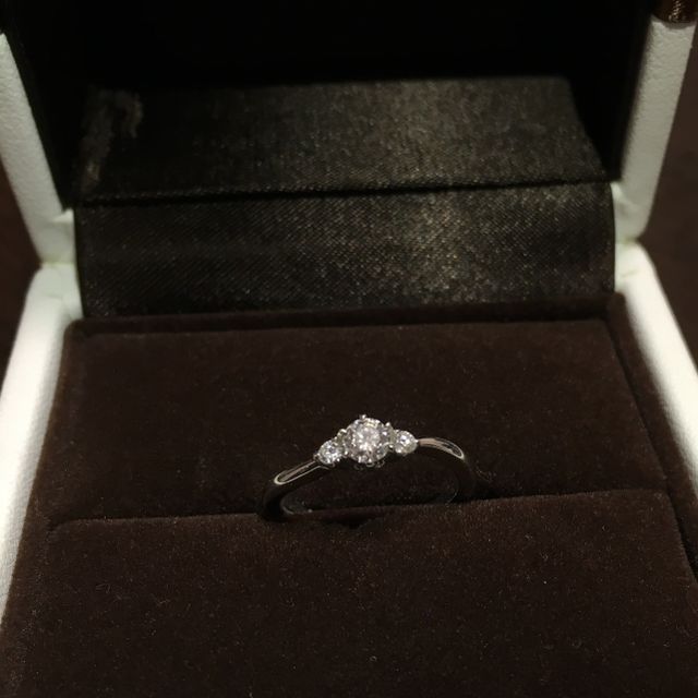 【アイプリモ(I-PRIMO)の口コミ】 婚約指輪としての華やかさがありつつ、上品でシンプルなデザインでとても…