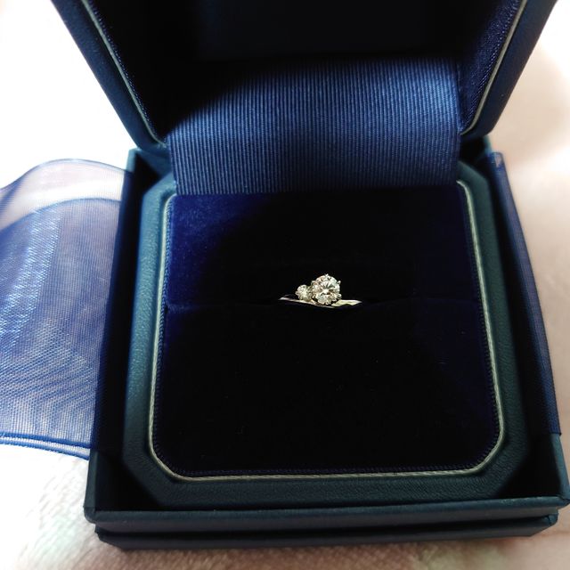 【銀座ダイヤモンドシライシの口コミ】 デザインが素敵でした。ダイヤモンドの横に添えられたダイヤも可愛らしく…