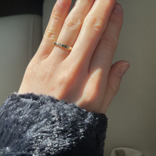 【ラザール ダイヤモンド(LAZARE DIAMOND)の口コミ】 肌なじみの良いイエローゴールドが、指輪の決め手です。
シルバーも可愛い…