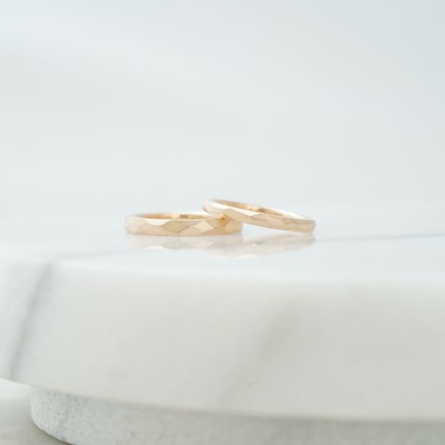 【THREE TREES(スリーツリーズ)の口コミ】 派手ではなく、シンプルなデザインなもの。
マット加工の指輪を選択。（付…
