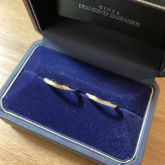 【銀座ダイヤモンドシライシの口コミ】 新婦の方は、自分側と相手側どちらから見てもダイヤが綺麗に見えるデザイ…
