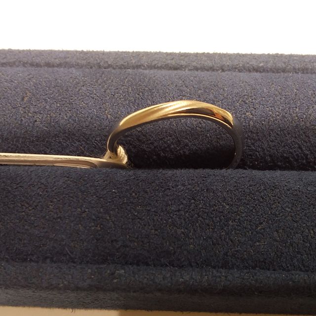 【4℃ BRIDAL(ヨンドシーブライダル)の口コミ】 指輪にひねりが入っており、デザインと付け心地が気にいりました。つや消…