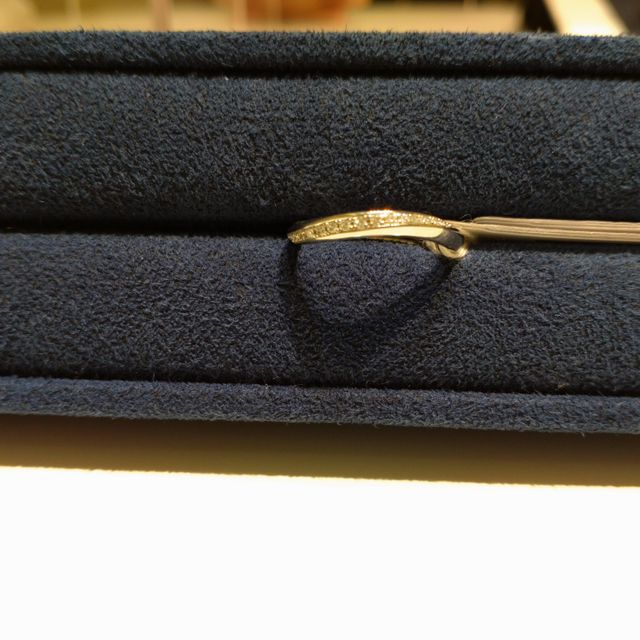 【4℃ BRIDAL(ヨンドシーブライダル)の口コミ】 360度ウェーブになっている指輪で、指へのフィット感が他と比べてかなり良…