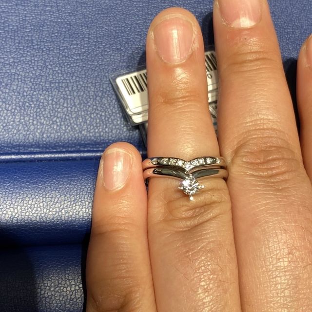 【4℃ BRIDAL(ヨンドシーブライダル)の口コミ】 Vラインのリングで、マリッジリングリングとエンゲージリングがピタっと重…