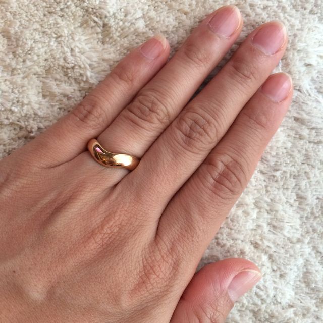 【ティファニー(Tiffany & Co.)の口コミ】 ローズゴールドの色味がとても好みだった。シルバーの細いリングは多くの…