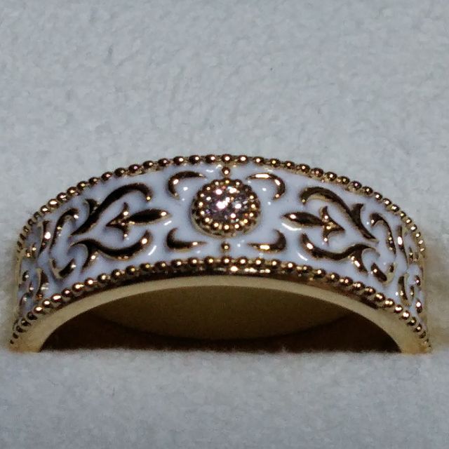 【Justin Davis Bridal(ジャスティンデイビスブライダル)の口コミ】 ゴールドと白エポキシの指輪にダイヤをはめて作っていただきました。
こち…