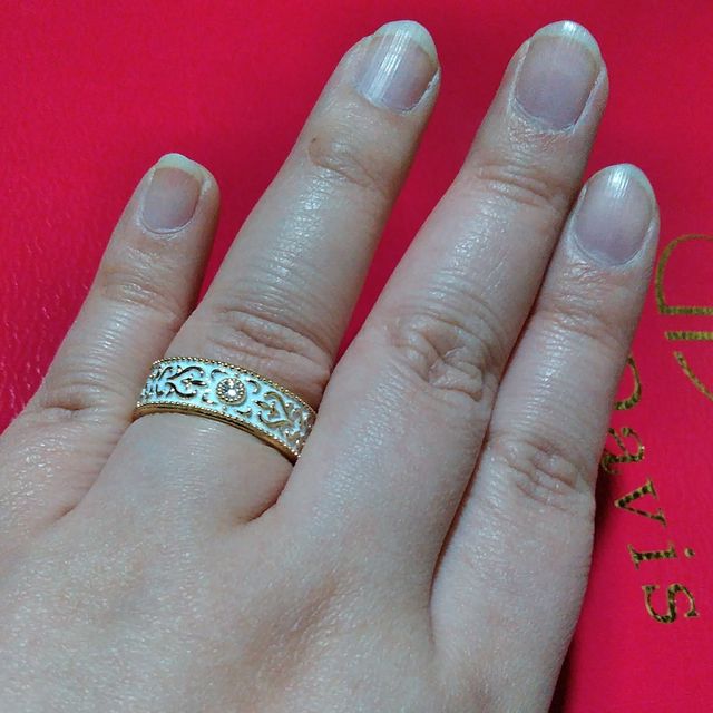 【Justin Davis Bridal(ジャスティンデイビスブライダル)の口コミ】 ゴールドと白エポキシの指輪にダイヤをはめて作っていただきました。
こち…