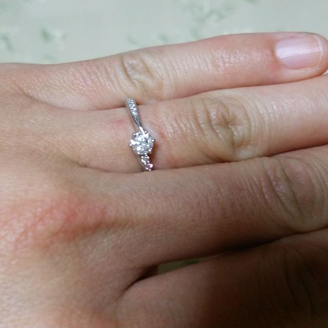 【アイプリモ(I-PRIMO)の口コミ】 結婚指輪と重ねてつけられるかセットのものを探していました。婚約指輪は…