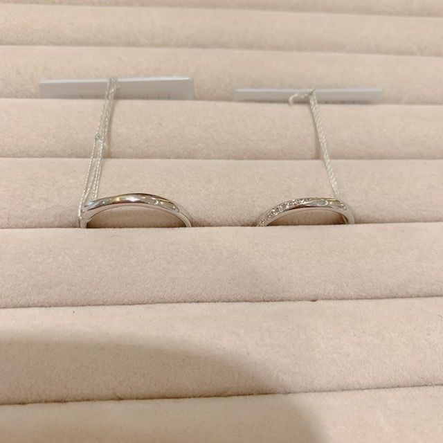 【TRECENTI(トレセンテ)の口コミ】 斜めにダイヤモンドがあしらわれています。石の数は多めですが、ひとつひ…