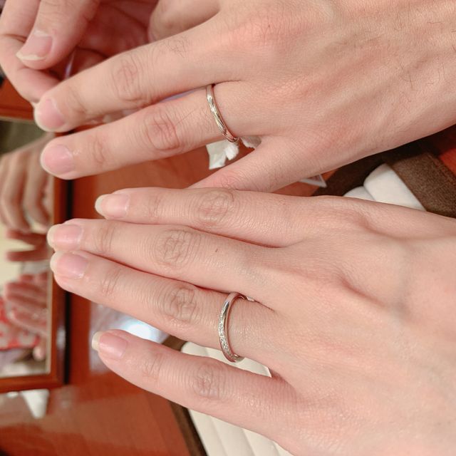 【TRECENTI(トレセンテ)の口コミ】 斜めにダイヤモンドがあしらわれています。石の数は多めですが、ひとつひ…