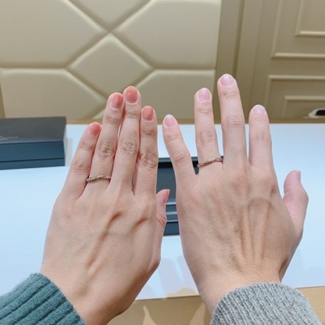 【ラザール ダイヤモンド(LAZARE DIAMOND)の口コミ】 ななめに石のついたデザインで探していました。定員さんにそれ以外のタイ…