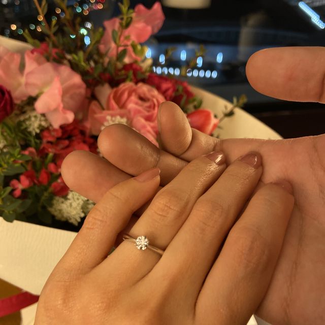 【ラザール ダイヤモンド(LAZARE DIAMOND)の口コミ】 7色に光るダイヤモンドがすてきでした。
実際のカラット数より、大きく見…