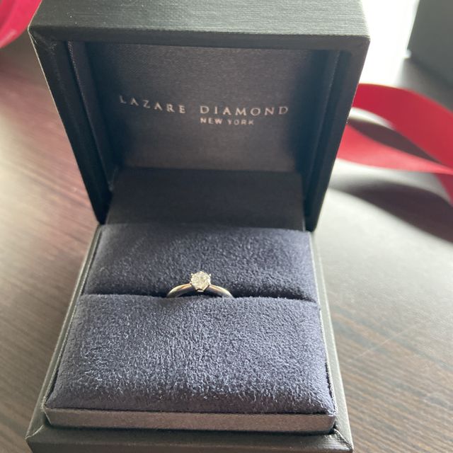 【ラザール ダイヤモンド(LAZARE DIAMOND)の口コミ】 7色に光るダイヤモンドがすてきでした。
実際のカラット数より、大きく見…
