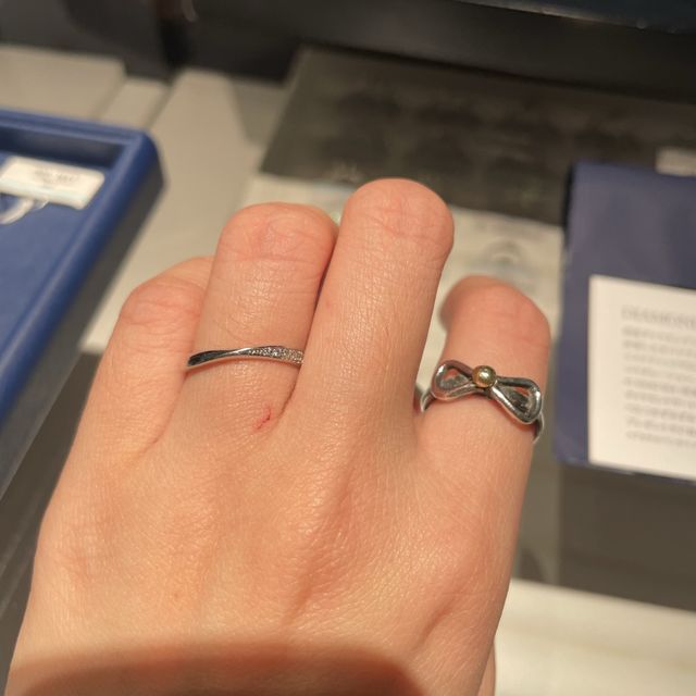 【銀座ダイヤモンドシライシの口コミ】 内側が滑らかしているため、付け心地がとてもいいです。デザインもリボン…