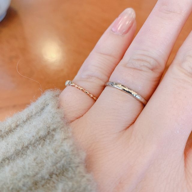 【湘南彫金工房 andfuseの口コミ】 プラチナの甲丸で表面を打ったデザインです。
光に当たるとキラキラしてい…