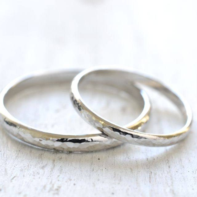 【湘南彫金工房 andfuseの口コミ】 プラチナの甲丸で表面を打ったデザインです。
光に当たるとキラキラしてい…