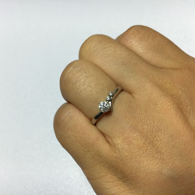 【4℃ BRIDAL(ヨンドシーブライダル)の口コミ】 事前にゼクシィの指輪の写真を見ながら、婚約指輪といえば一粒ダイヤのシ…