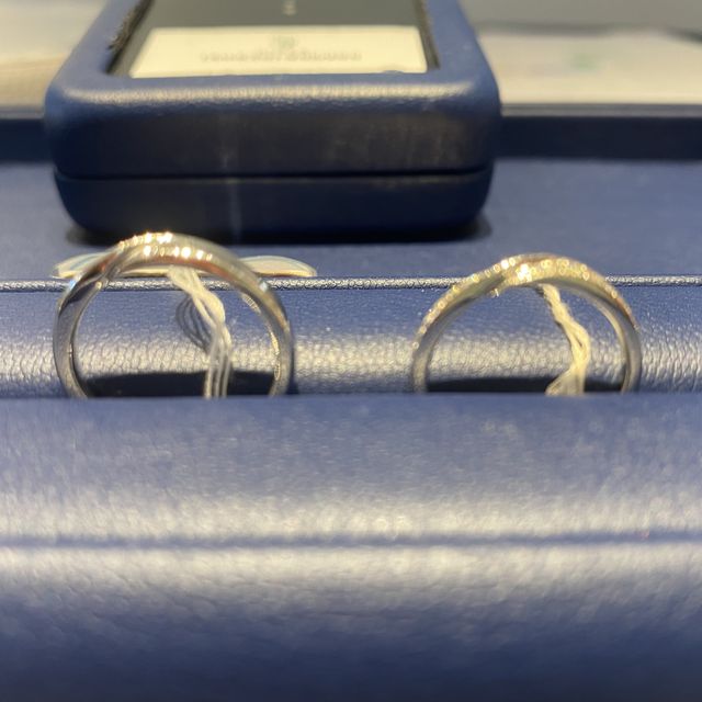 【銀座ダイヤモンドシライシの口コミ】 デザイン、指に馴染む、長く使えるアフターサービスの充実。
赤い箱のブラ…