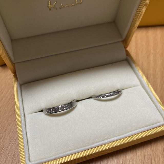 【ケイウノ ブライダル(K.UNO BRIDAL)の口コミ】 お互い好きなデザインの指輪を選び、夫は平打ち、妻は細身のプラチナのデ…