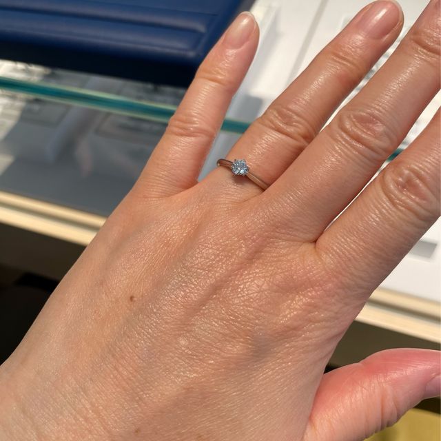 【銀座ダイヤモンドシライシの口コミ】 シンプルなストレートで一粒ダイヤの婚約指輪です。
ダイヤに向かって、ア…