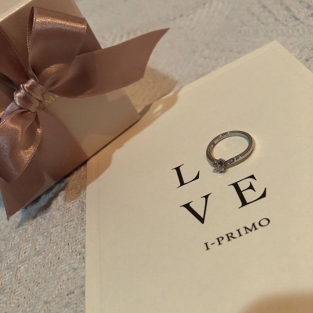 【アイプリモ(I-PRIMO)の口コミ】 婚約指輪と結婚指輪を重ね付けした時のデザインに一目惚れをし、しっくり…