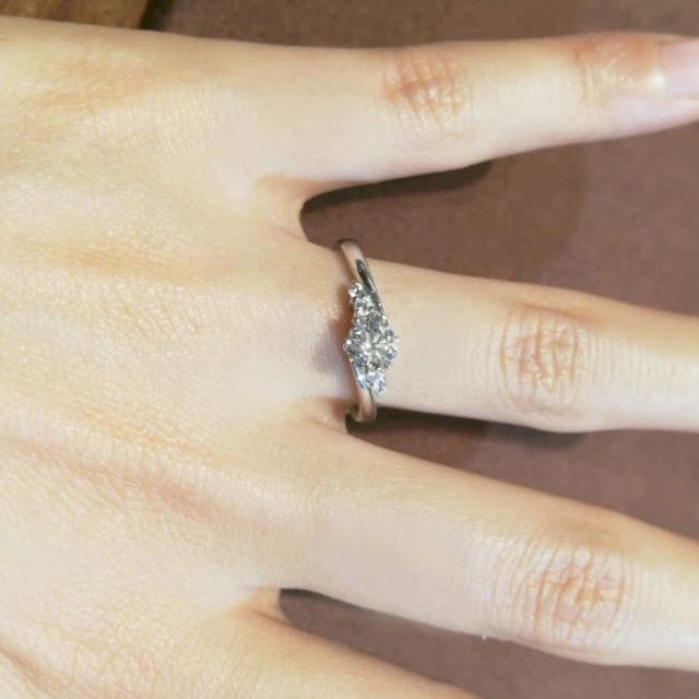 【TANZO.(鍛造指輪)の口コミ】 センターのダイヤモンドに加えてサイドのメレダイヤの輝きも相まって大き…