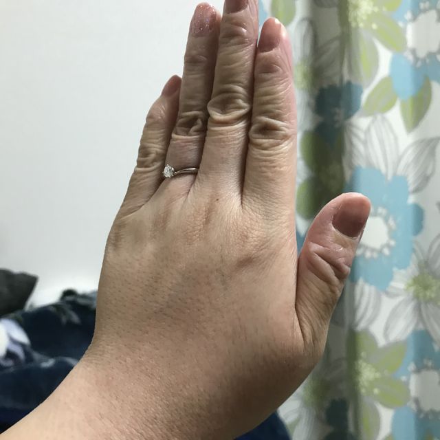 【4℃ BRIDAL(ヨンドシーブライダル)の口コミ】 シンプルながら飽きのこないデザインにこだわりました。ウェーブラインが…