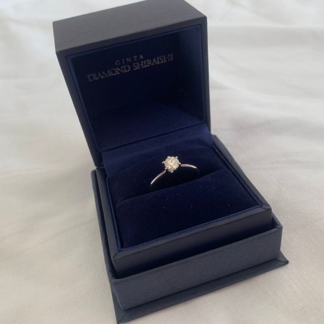 【銀座ダイヤモンドシライシの口コミ】 シンプルな物がよく見た時にこれだと思いました。
ダイヤモンドの大きさに…