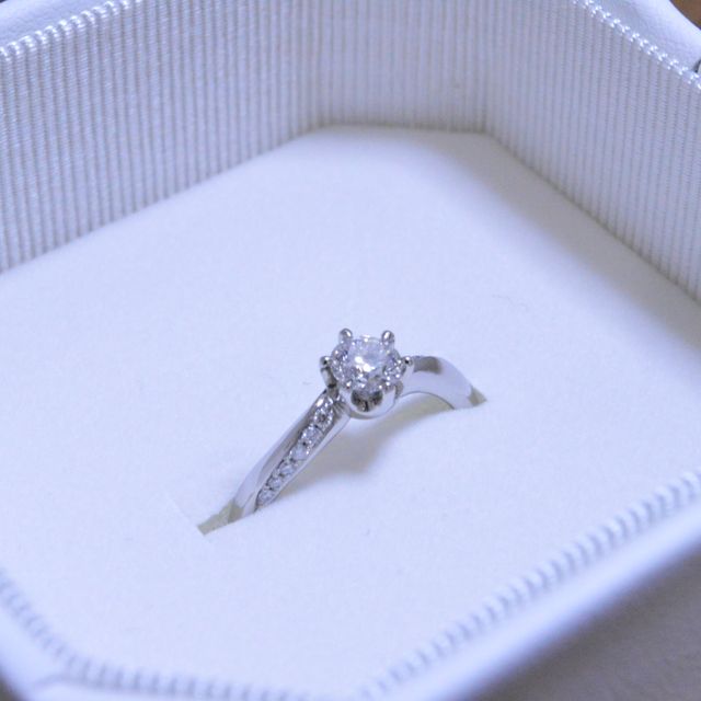 【4℃ BRIDAL(ヨンドシーブライダル)の口コミ】 何回か試着した中で一番嬉しそうだった、と夫が内緒で購入してくれました…