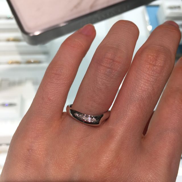 【ティファニー(Tiffany & Co.)の口コミ】 プラチナのマリッジリングを試着させて頂きました。どれも洗練されたシン…