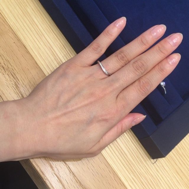 【Foulason(フレゾン)の口コミ】 私はV字のもので探していたのですが、太さやカーブが非常に綺麗で指を長く…