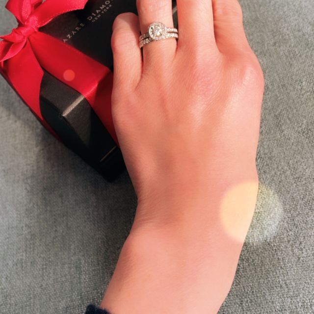 【ラザール ダイヤモンド(LAZARE DIAMOND)の口コミ】 プロポーズに別ブランドの婚約指輪を貰ってました。
結婚指輪も、同ブラン…