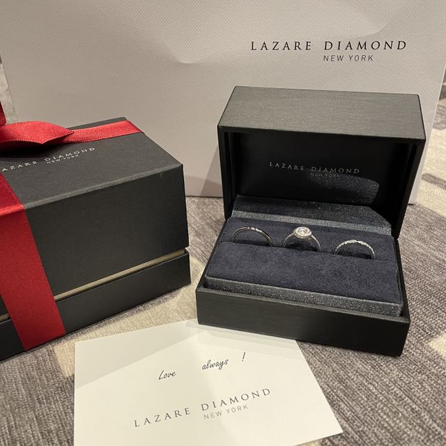 【ラザール ダイヤモンド(LAZARE DIAMOND)の口コミ】 プロポーズに別ブランドの婚約指輪を貰ってました。
結婚指輪も、同ブラン…